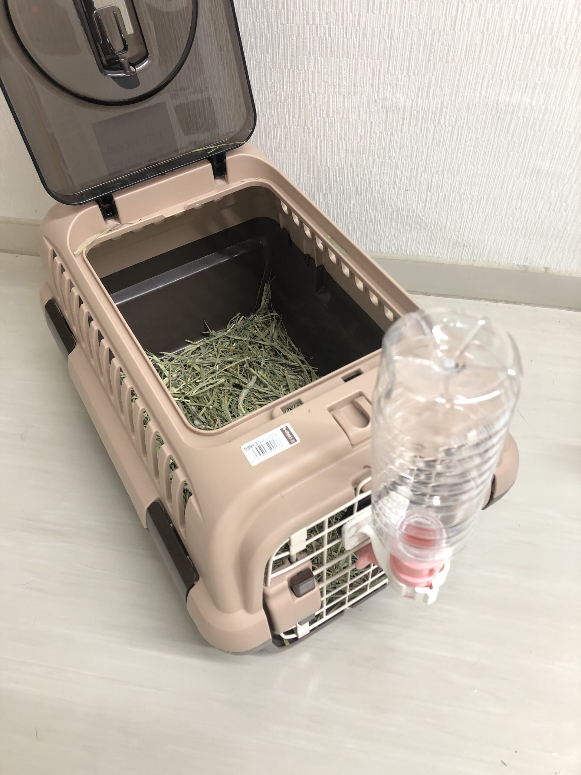 ケージ内で飲食ができるように